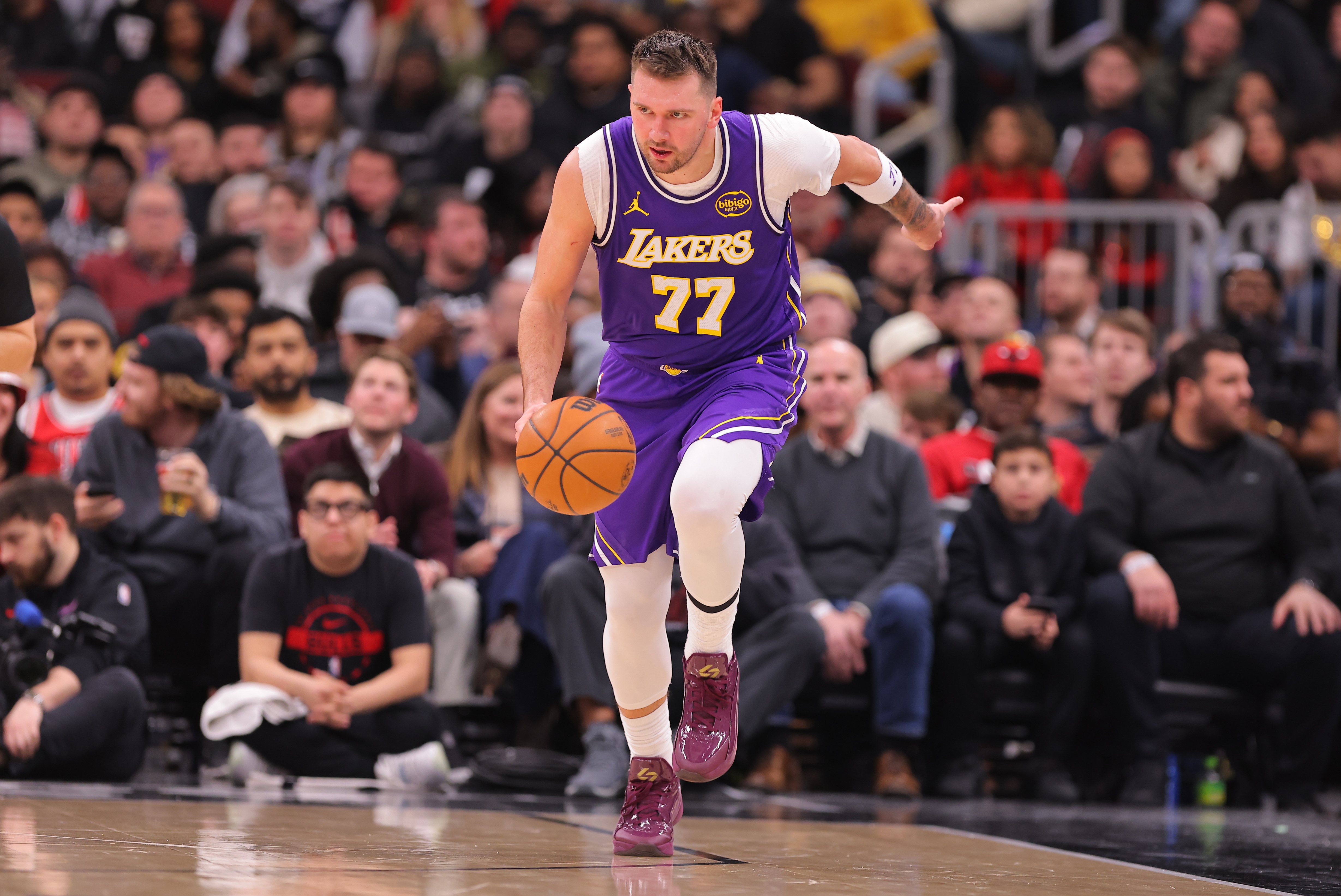 pg电子试玩入口-别有大碍！东契奇次节左腿筋不适回更衣室 半场10中3&amp;5失误