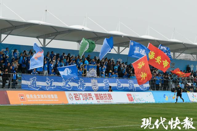 PG官方-南通海安首个标准化专业足球场启用，足球赛事点燃城市活力